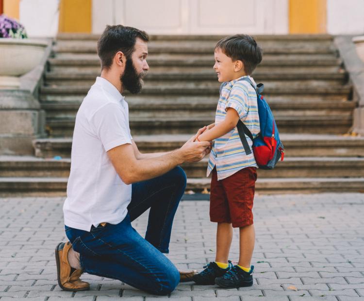 Enfants qui vont à l'école